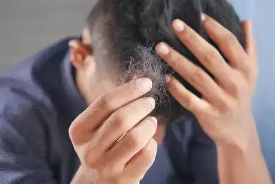 Jak efektivně zabránit vypadávání vlasů?