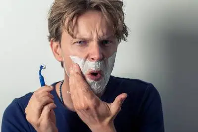 Jak zastavit krvácení po holení?